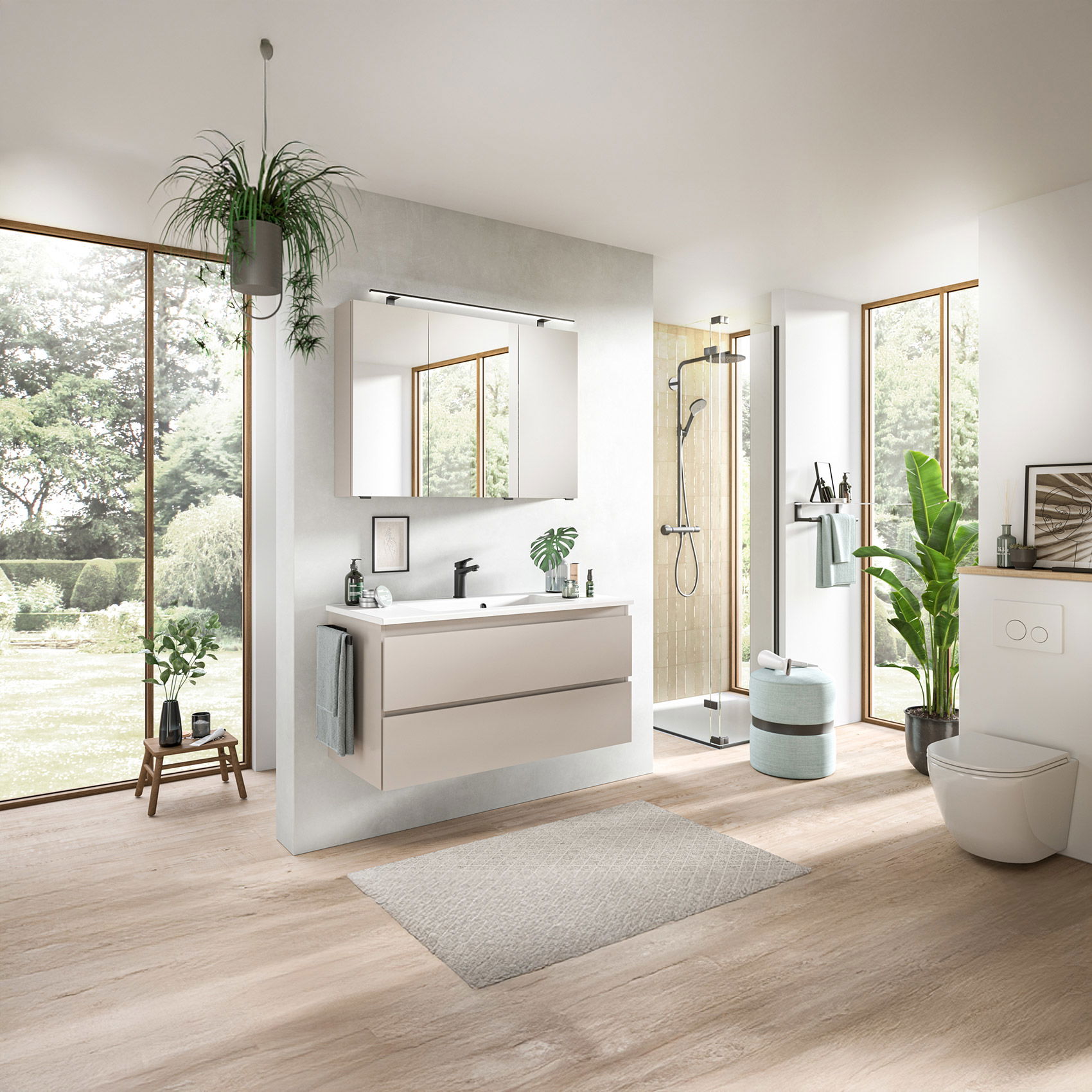 Helles modernes Badezimmer mit Waschtisch, großer Dusche, Pflanzen und bodentiefen Fenstern.