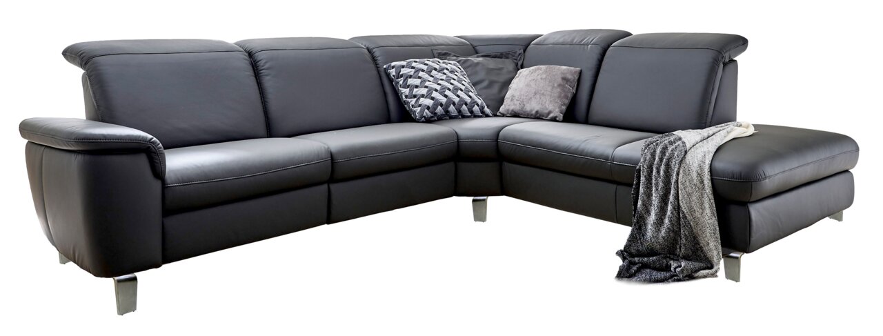 Dunkelgraues L-förmiges Ecksofa mit Recamiere rechts, gepolsterten Armlehnen und Metallfüßen, dekoriert mit Kissen und Decke, in schräger Frontansicht