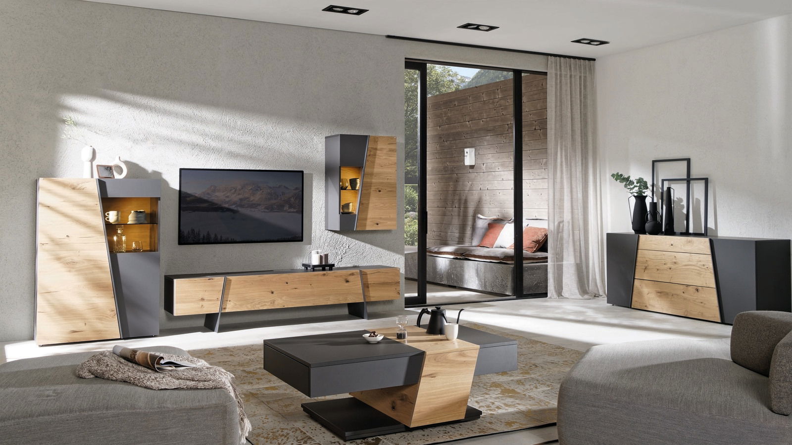 Moderner Couchtisch aus Holz und Metall in einem stilvollen Wohnzimmer, seitliche Perspektive.