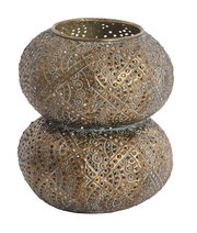 Metallisches Windlicht mit filigranem Muster, seitliche Perspektive