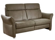 Beiges 2,5-Sitzer Sofa mit geschwungenen Armlehnen und hoher Rückenlehne, Perspektive von vorne.
