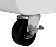 Nahaufnahme einer schwarzen Rolle mit Feststellbremse an einem TV-Lowboard.