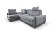 Graues Ecksofa mit verstellbaren Kopfstützen, Ansicht von schräg vorne.