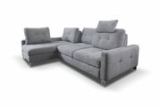 Graues Ecksofa mit verstellbaren Kopfstützen, Ansicht von schräg vorne.