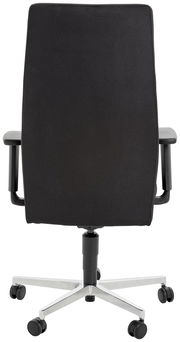 Rückansicht eines schwarzen Chefsessels mit hoher Rückenlehne und verstellbaren Armlehnen auf einem stabilen, verchromten Fußkreuz mit Rollen.