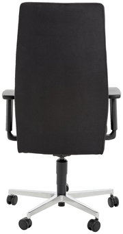 Rückansicht eines schwarzen Chefsessels mit hoher Rückenlehne und verstellbaren Armlehnen auf einem stabilen, verchromten Fußkreuz mit Rollen.