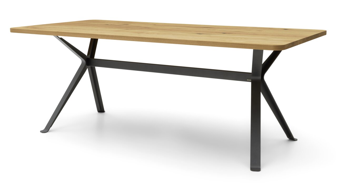 Moderne eettafel met houten blad en zwarte metalen poten, zijaanzicht