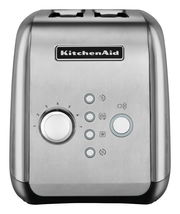Frontansicht eines silbernen KitchenAid 2-Scheiben-Toasters mit mehreren Bedienelementen und einem Drehknopf zur Einstellung der Bräunungsstufe.