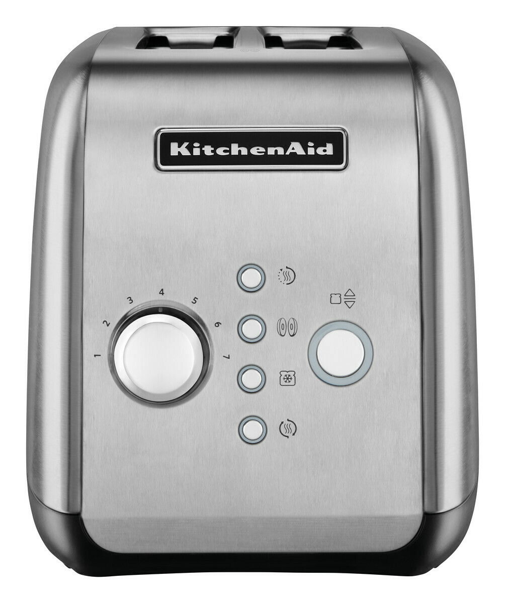 Frontansicht eines silbernen KitchenAid 2-Scheiben-Toasters mit mehreren Bedienelementen und einem Drehknopf zur Einstellung der Bräunungsstufe.