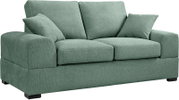 Grünes 2-Sitzer-Stoffsofa mit breiten Armlehnen, zwei Sitz- und zwei Rückenkissen sowie zwei Zierkissen, freigestellt auf weißem Hintergrund, Ansicht schräg von vorne