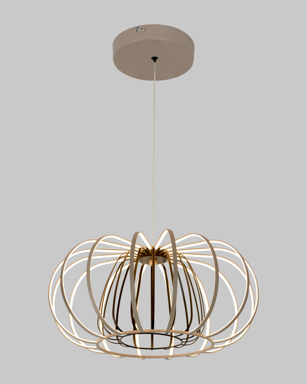 Moderne Pendelleuchte mit elegantem, geschwungenem Design aus Metallringen, von unten betrachtet.