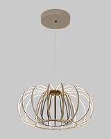 Moderne Pendelleuchte mit elegantem, geschwungenem Design aus Metallringen, von unten betrachtet.