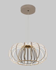 Moderne Pendelleuchte mit elegantem, geschwungenem Design aus Metallringen, von unten betrachtet.