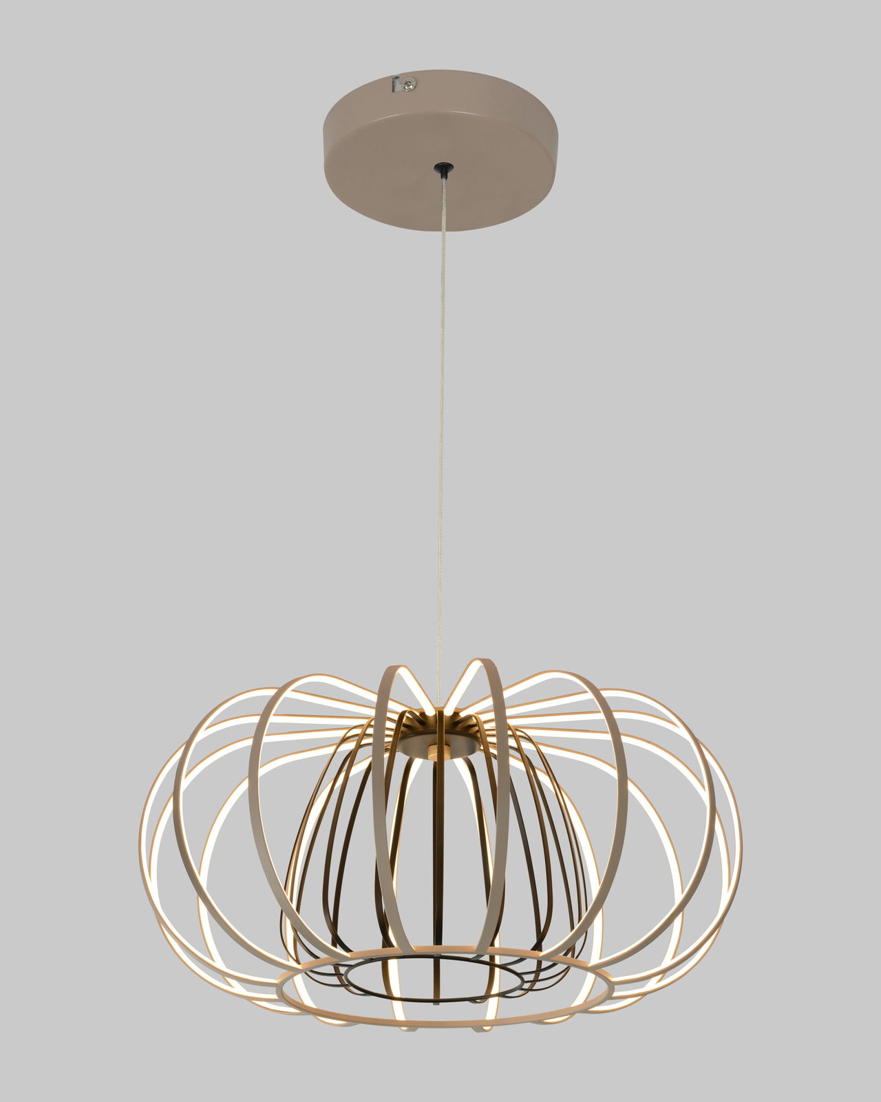 Moderne Pendelleuchte mit elegantem, geschwungenem Design aus Metallringen, von unten betrachtet.