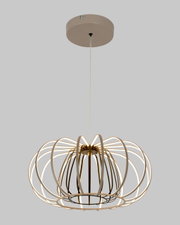 Moderne Pendelleuchte mit elegantem, geschwungenem Design aus Metallringen, von unten betrachtet.