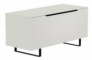 Modernes TV-Lowboard in hellem Design mit schwarzen Metallbeinen, seitliche Perspektive