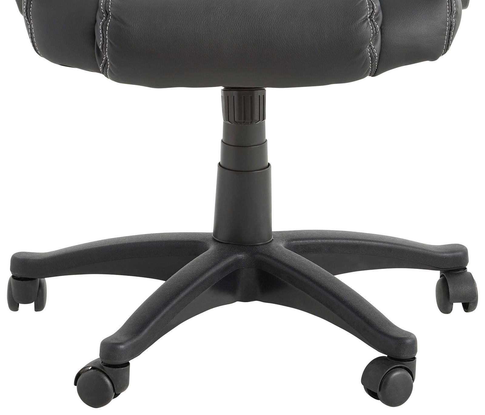 Unteransicht eines Gaming Stuhls mit schwarzem Fußkreuz und Rollen