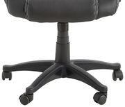 Unteransicht eines Gaming Stuhls mit schwarzem Fußkreuz und Rollen