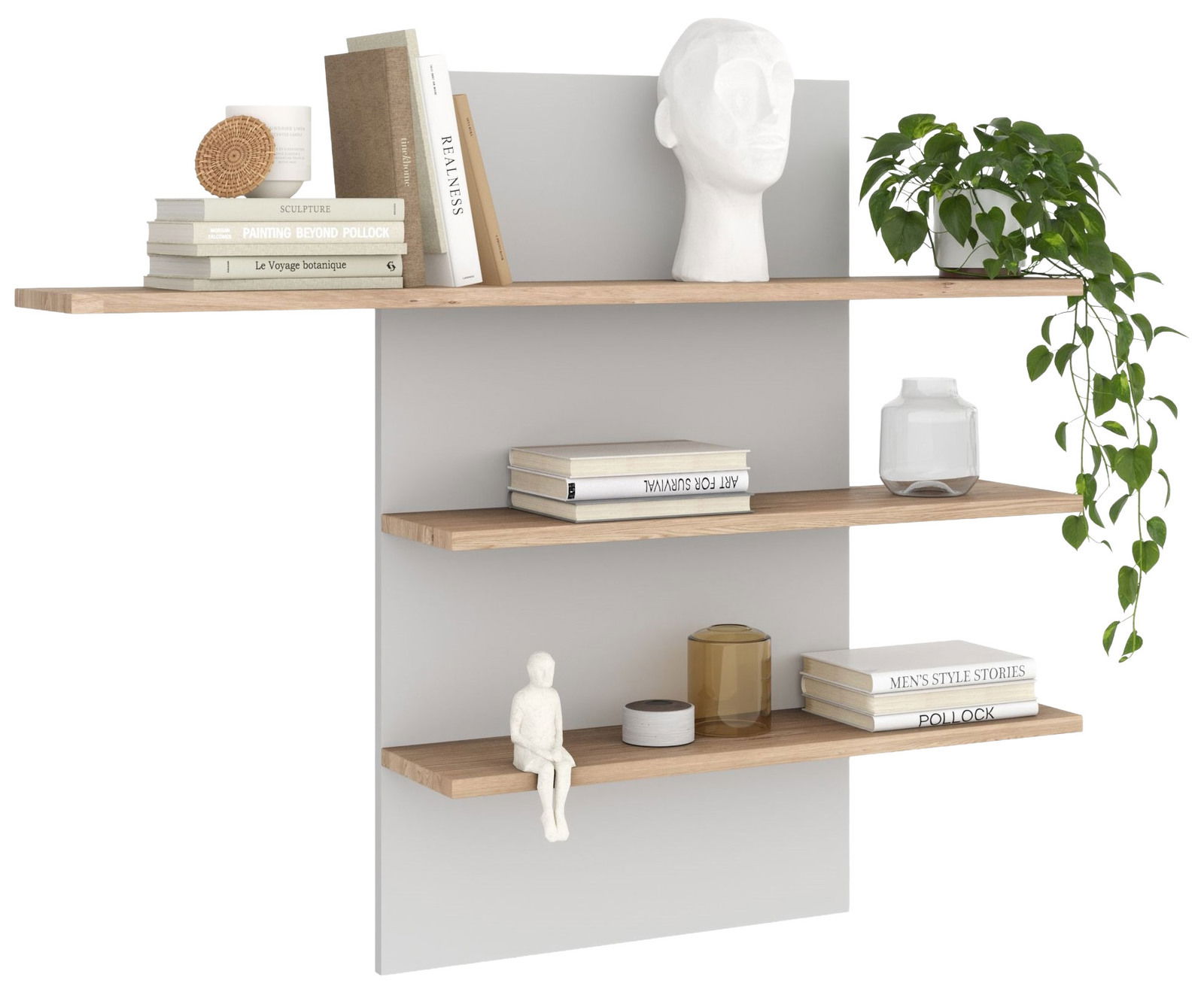 Z2 Wandpaneel KAI Wandpaneel mit drei Holzregalen, dekoriert mit Büchern, einer Büste, einer Pflanze und kleinen Dekorationsgegenständen, seitliche Perspektive.