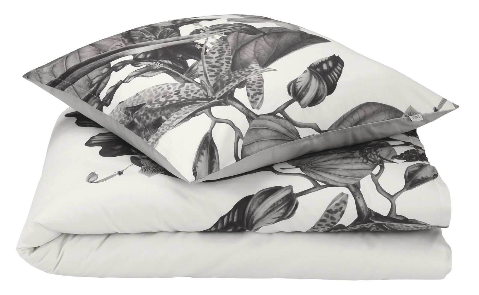 Satin-Bettwäsche-Set AMALIA mit floralem Muster in Schwarz-Weiß, bestehend aus einem Kissenbezug und einem Bettdeckenbezug, aus der Vogelperspektive.