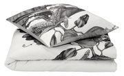 Satin-Bettwäsche-Set AMALIA mit floralem Muster in Schwarz-Weiß, bestehend aus einem Kissenbezug und einem Bettdeckenbezug, aus der Vogelperspektive.