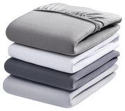 Ein Stapel von vier Spannbetttüchern in verschiedenen Grautönen und Weiß, von der Seite betrachtet.