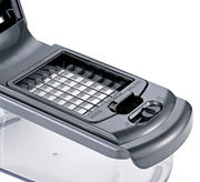 Nahaufnahme eines Zwiebel- und Gemüsewürflers mit Gittereinsatz und transparenter Auffangbox, von oben betrachtet.