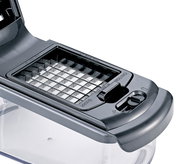 Nahaufnahme eines Zwiebel- und Gemüsewürflers mit Gittereinsatz und transparenter Auffangbox, von oben betrachtet.