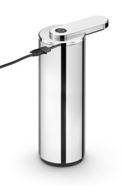 Edelstahlfarbener elektrischer Seifenspender mit Touch-Power-Taste und angeschlossenem Ladekabel, freigestellt auf weißem Hintergrund, schräg von vorne oben (3/4-Ansicht) fotografiert
