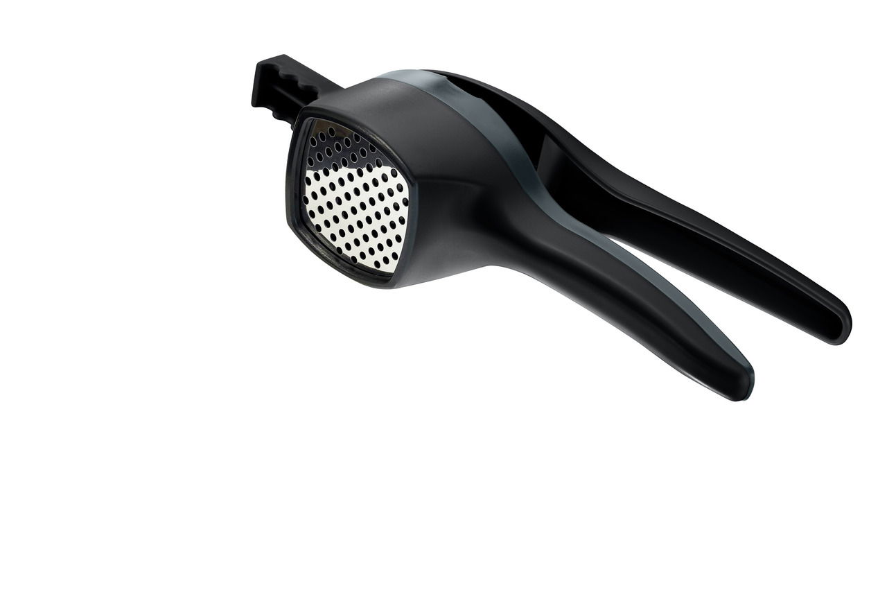 Kartoffel- und Spätzlepresse aus schwarzem Kunststoff mit Metallgitter, seitliche Perspektive