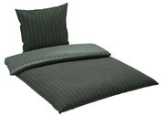 Dunkelgrüne Wendebettwäsche mit feinen Streifen, bestehend aus einem Kissenbezug und einem Bettdeckenbezug, in einer schrägen Perspektive dargestellt.
