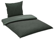 Dunkelgrüne Wendebettwäsche mit feinen Streifen, bestehend aus einem Kissenbezug und einem Bettdeckenbezug, in einer schrägen Perspektive dargestellt.