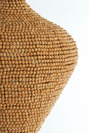 Nahaufnahme einer Hängeleuchte mit einer Oberfläche aus kleinen, runden Holzperlen, die eine warme, natürliche Textur erzeugen.