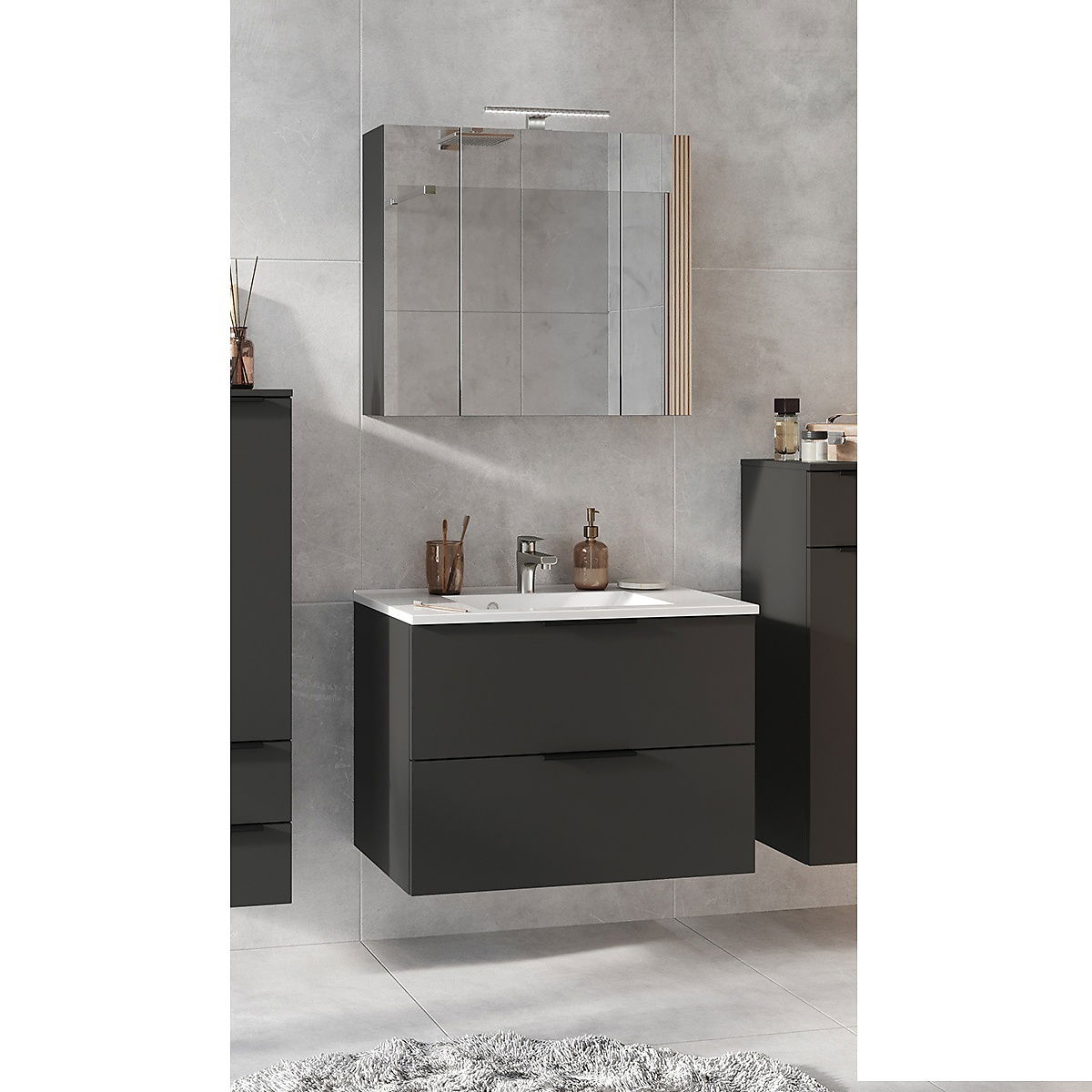 Modernes Badmöbel-Set mit wandhängendem Waschtisch und Spiegelschrank, seitliche Perspektive