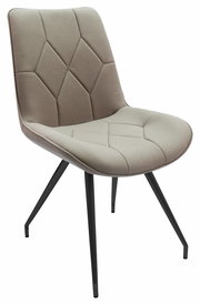 Moderner Stuhl mit gepolsterter Sitzfläche und Rückenlehne in Beige, schwarzes Metallgestell, seitliche Perspektive