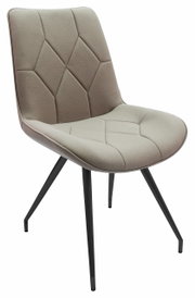 Moderner Stuhl mit gepolsterter Sitzfläche und Rückenlehne in Beige, schwarzes Metallgestell, seitliche Perspektive