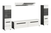 Modernes Wohnzimmermöbel-Set in Weiß und Anthrazit mit zwei hohen Vitrinenschränken, langem TV-Lowboard und Wandregal, Frontansicht in leichter Perspektive (schräg von vorn) auf weißem Hintergrund.