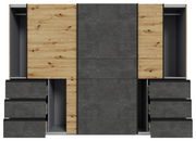 Frontansicht eines dreitürigen Schwebetürenschranks mit Holz- und Betonoptik, teilweise geöffnete Schubladen und Türen.