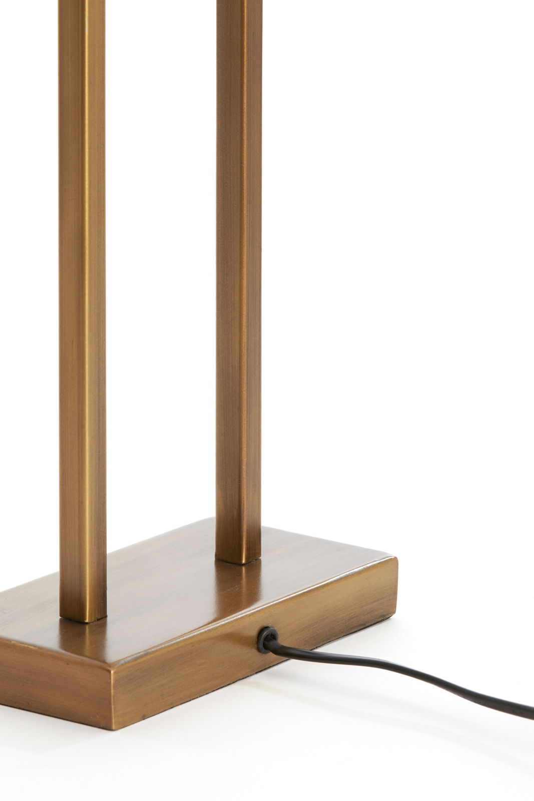 Nahaufnahme des Lampenfußes der Light&Living Leuchte SHIVA in Bronzeoptik mit rechteckiger Basis und Stromkabel, seitliche Perspektive.