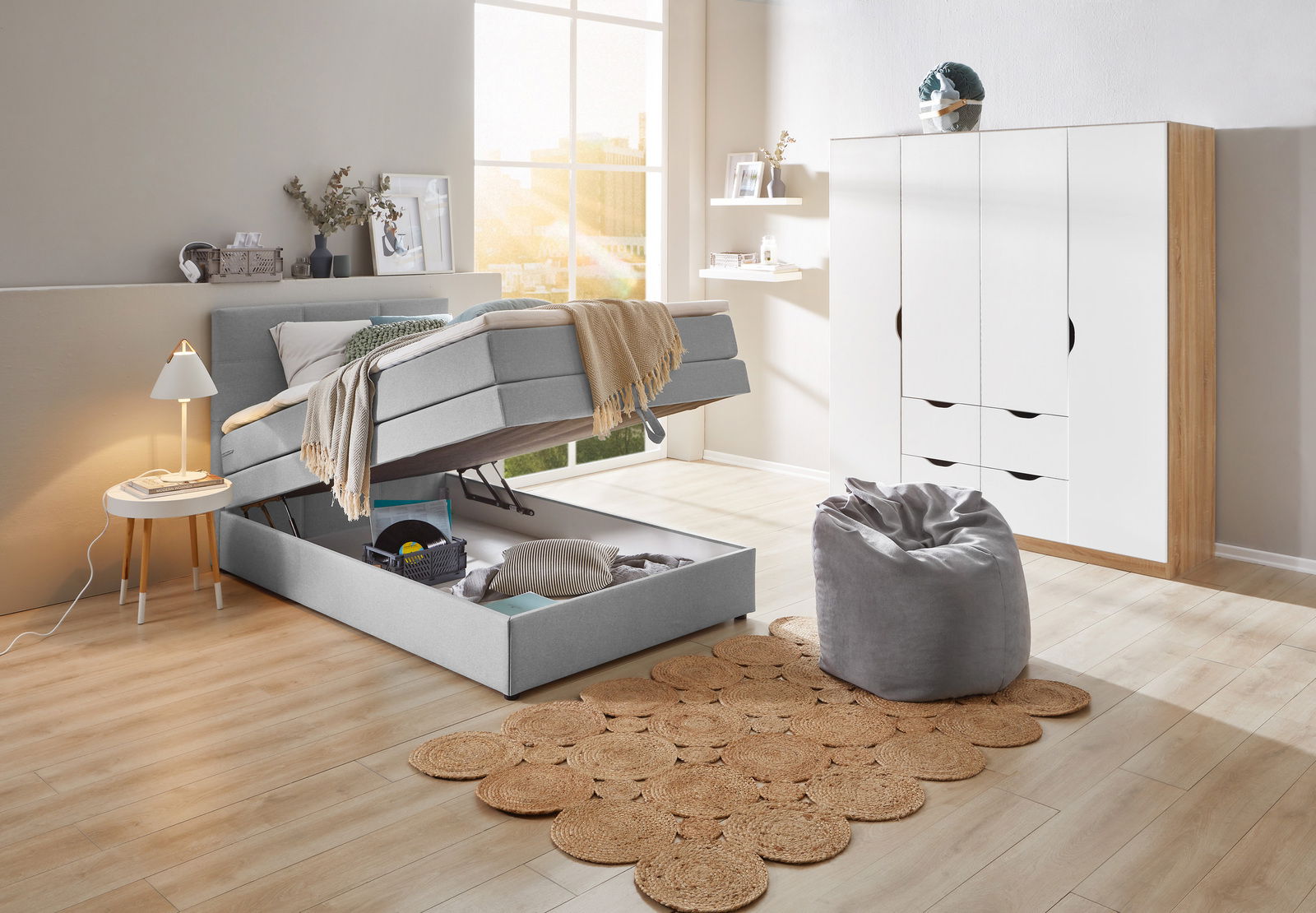 Boxspringbett mit Stauraum in modernem Schlafzimmer, seitliche Perspektive