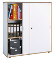 Büro-Aktenschrank in Holzoptik mit weißen Schiebetüren und Schloss, linke Fächer mit Büchern, Ordnern und Boxen, frontale Ansicht leicht von links