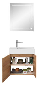 Moderne Badezimmereinrichtung mit beleuchtetem Spiegel und Waschbeckenunterschrank aus Holz, gefüllt mit Pflegeprodukten, aus frontaler Perspektive.