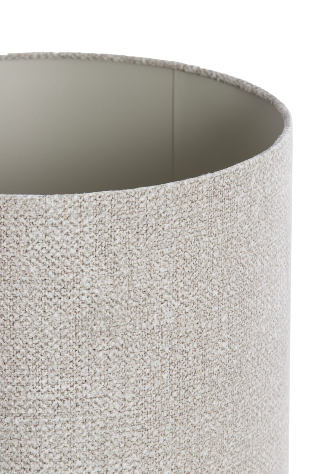 Nahaufnahme eines zylindrischen, strukturierten Lampenschirms in hellem Beige, seitliche Perspektive