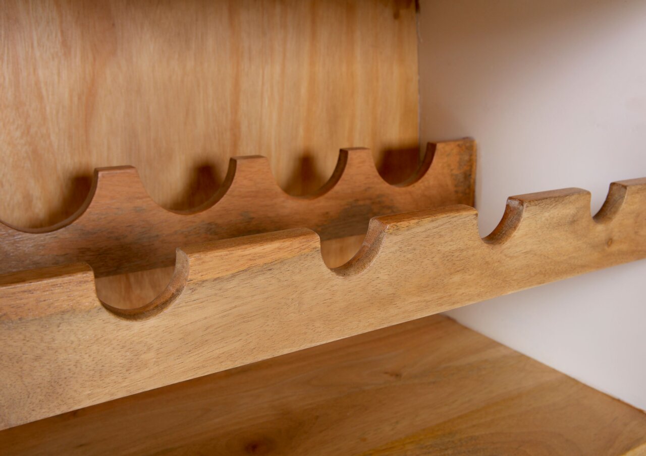 Landscape Bar-Regal BOOT DOCK Nahaufnahme eines hölzernen Bar-Regals mit Flaschenhaltern, seitliche Perspektive