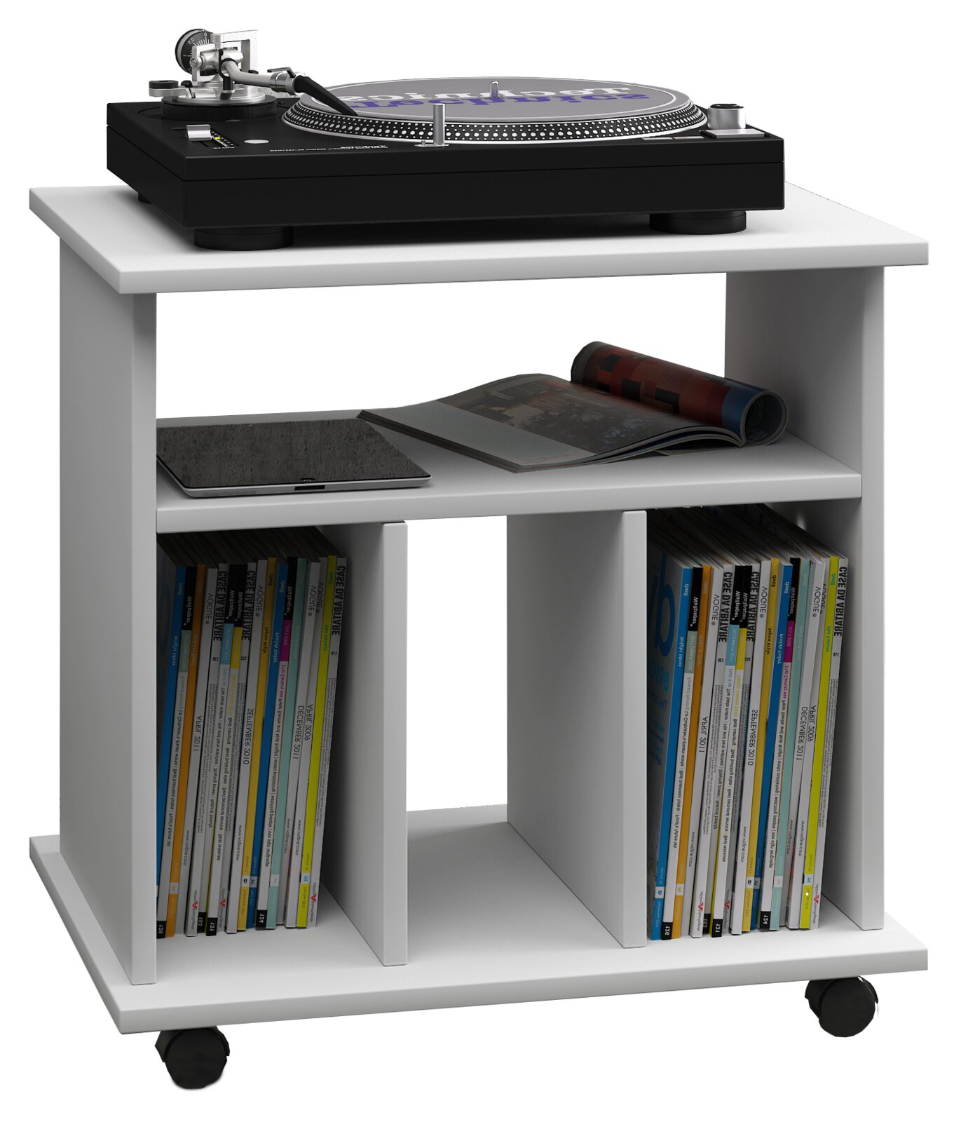 Weißes, rollbares Regal/Beistelltisch mit zwei Ebenen und Fächern für Schallplatten oben steht ein Plattenspieler, mittlere Ablage mit Tablet und Magazin – Perspektive: leicht von vorne links in Augenhöhe.