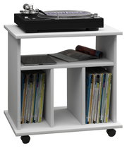 Weißes, rollbares Regal/Beistelltisch mit zwei Ebenen und Fächern für Schallplatten; oben steht ein Plattenspieler, mittlere Ablage mit Tablet und Magazin – Perspektive: leicht von vorne links in Augenhöhe.