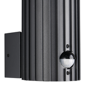 Nahaufnahme einer modernen, schwarzen Außenwandleuchte mit Bewegungssensor, seitliche Perspektive.