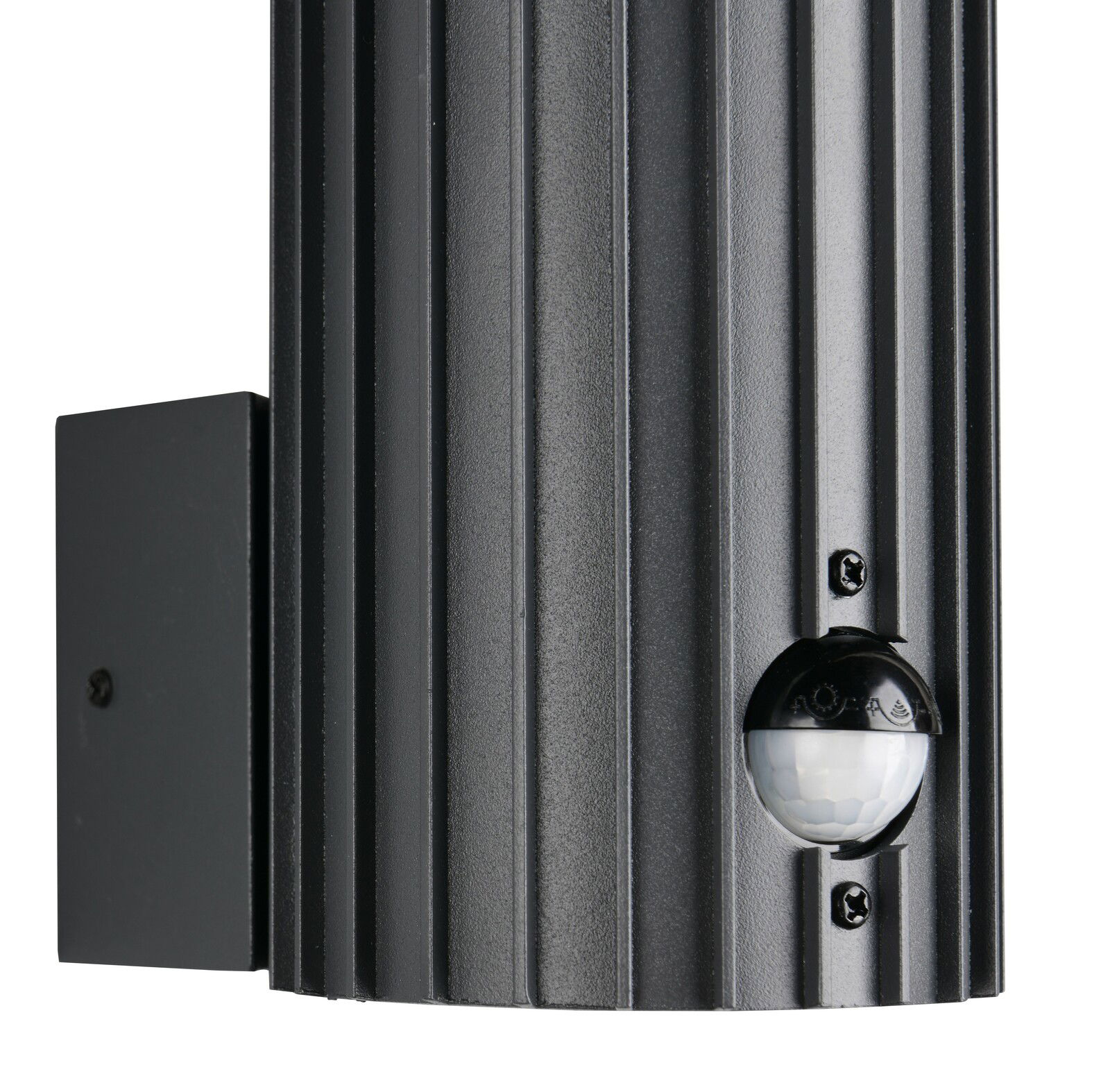 Nahaufnahme einer modernen, schwarzen Außenwandleuchte mit Bewegungssensor, seitliche Perspektive.