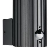 Nahaufnahme einer modernen, schwarzen Außenwandleuchte mit Bewegungssensor, seitliche Perspektive.