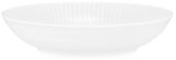 Weißer, runder Suppenteller mit geriffeltem Rand, seitliche Perspektive